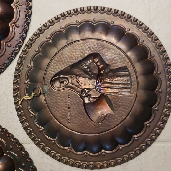 VINTAGE Set of 3 Pewter Hanging Decorative Plates Green Gold 'Ricordo D'Abruzzo' - Picture 8 of 11